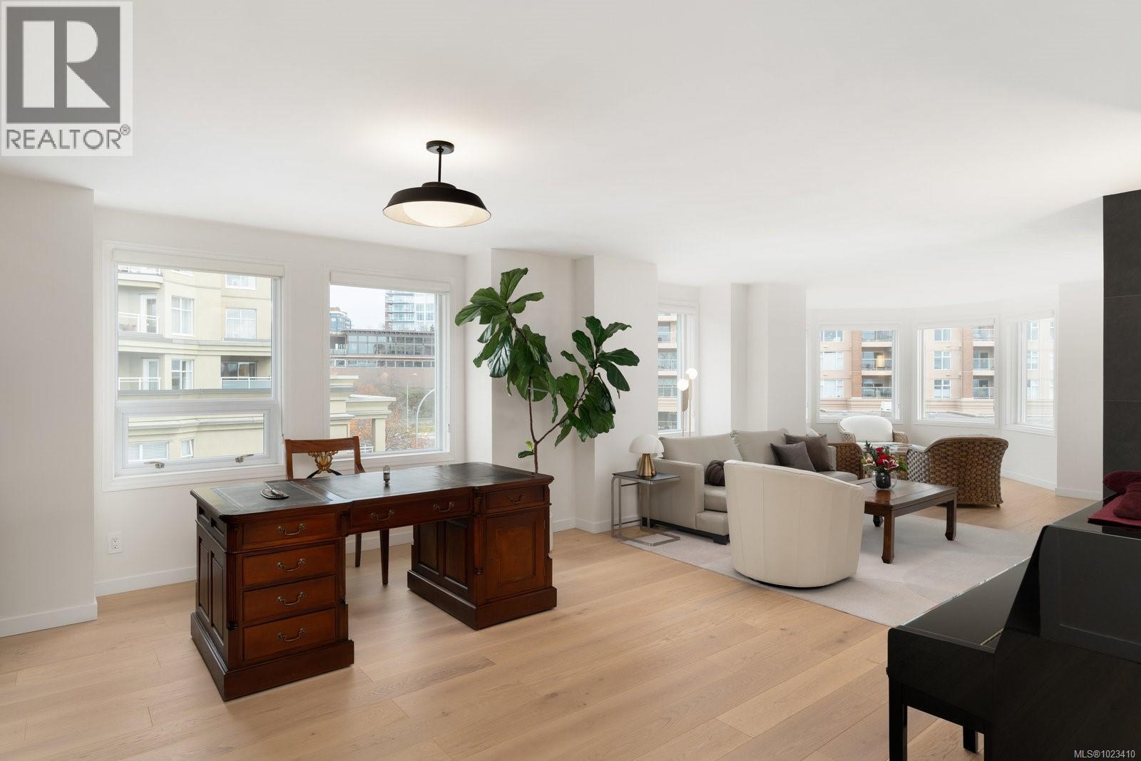 418 10 Paul Kane Place, Victoria