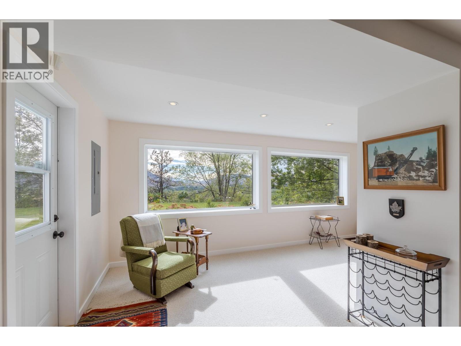  101 Knippelberg Road, Oliver