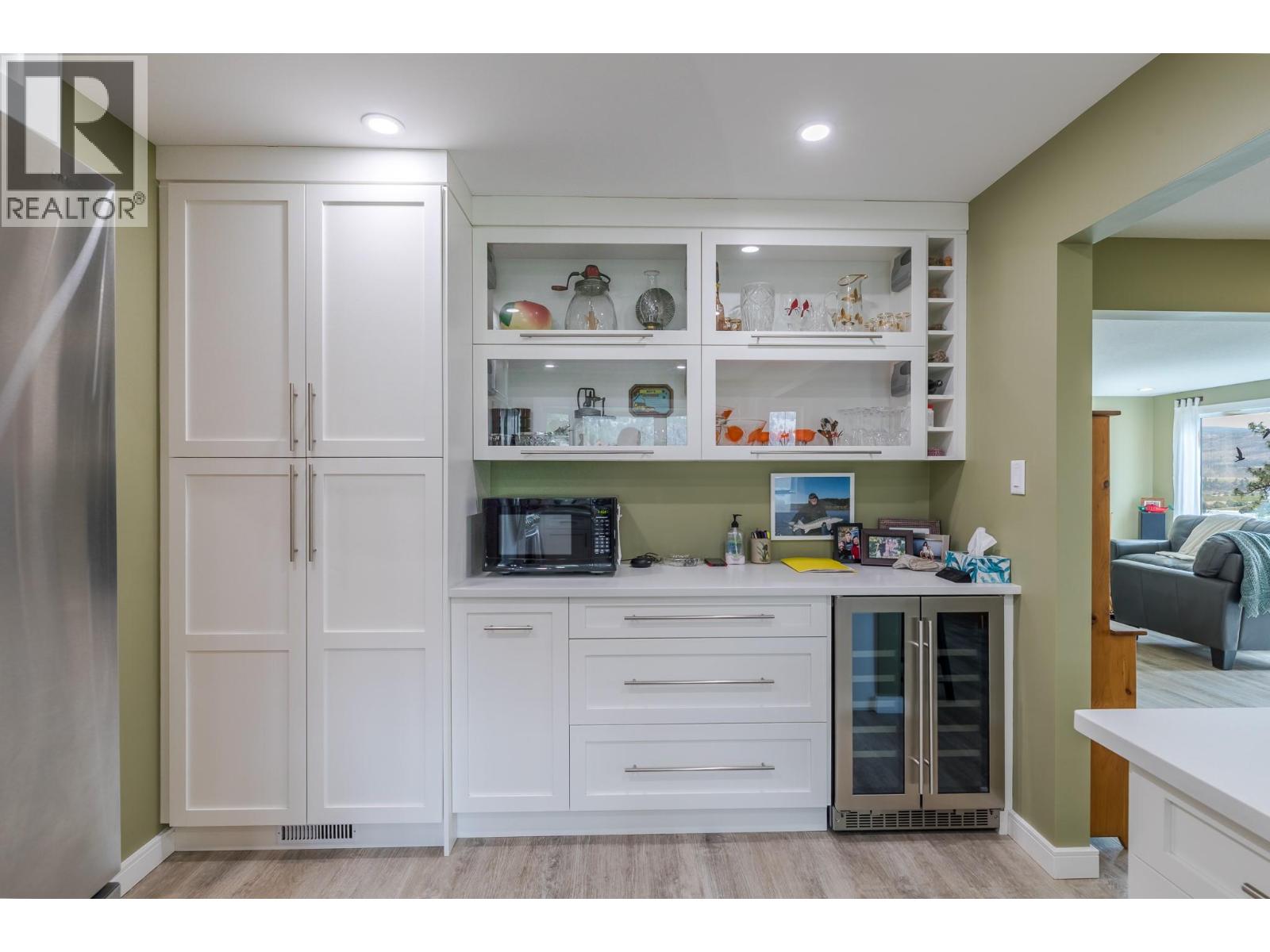  101 Knippelberg Road, Oliver