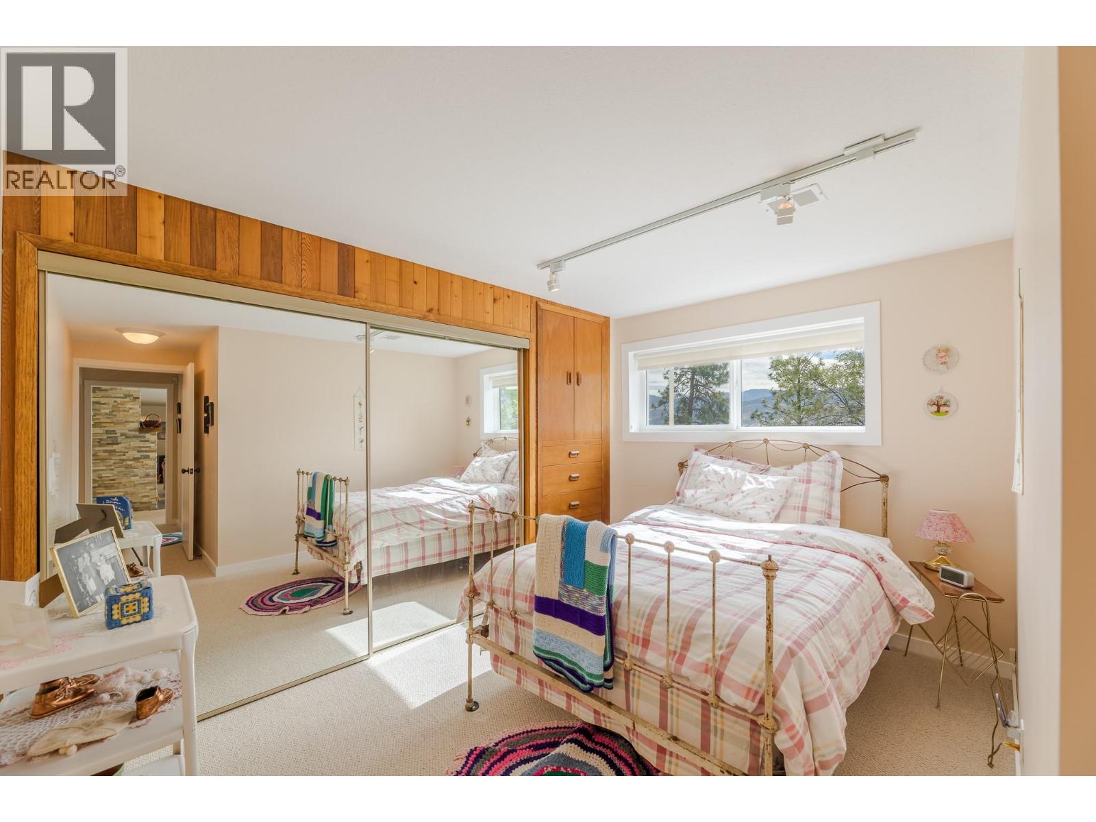  101 Knippelberg Road, Oliver