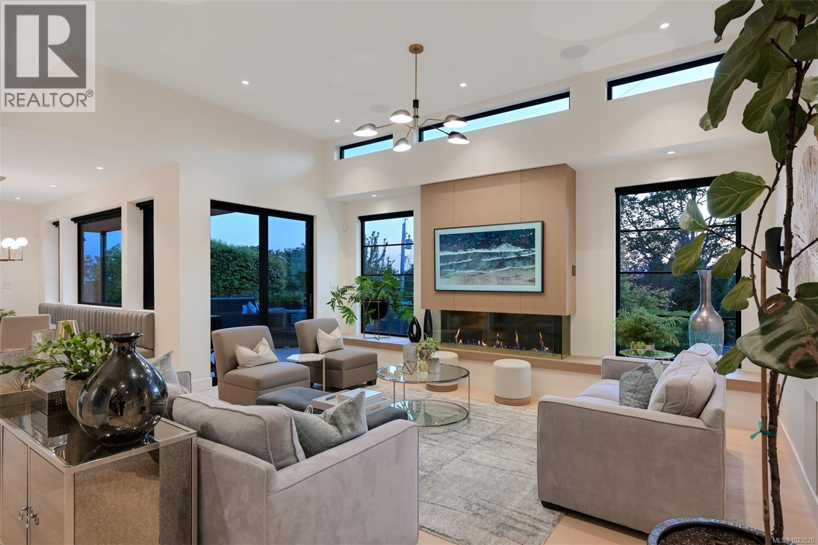  717 Robleda Crescent, Victoria