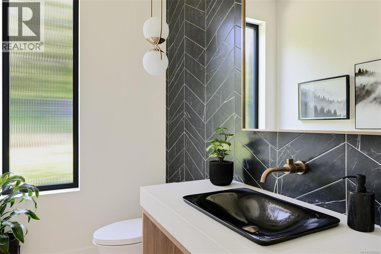  717 Robleda Crescent, Victoria