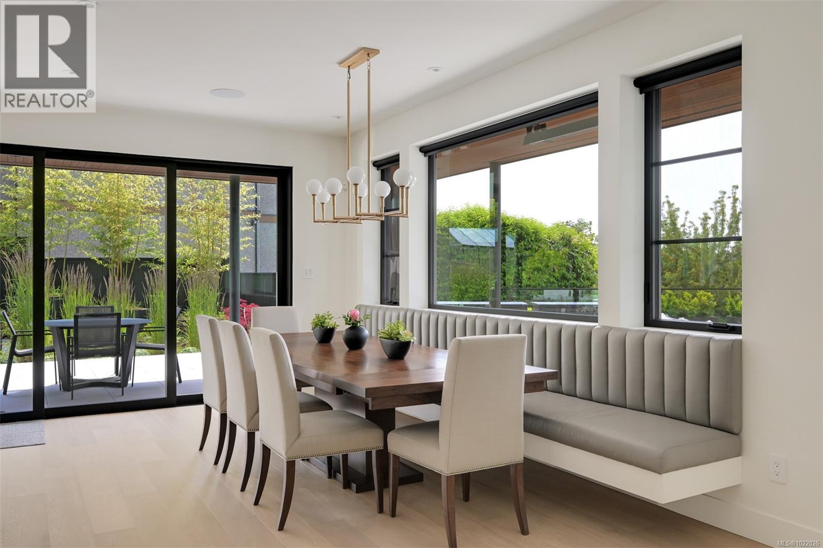  717 Robleda Crescent, Victoria