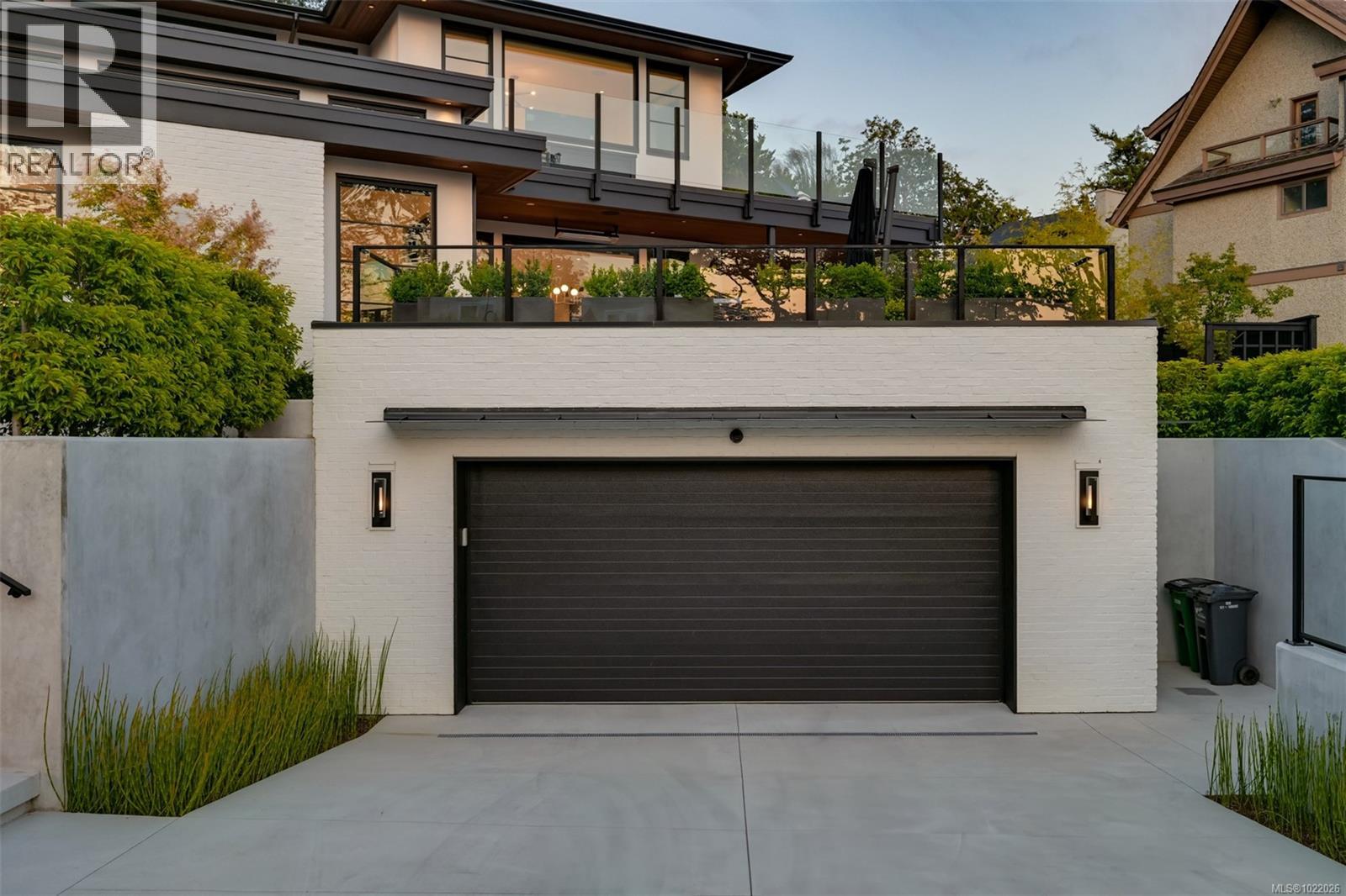  717 Robleda Crescent, Victoria