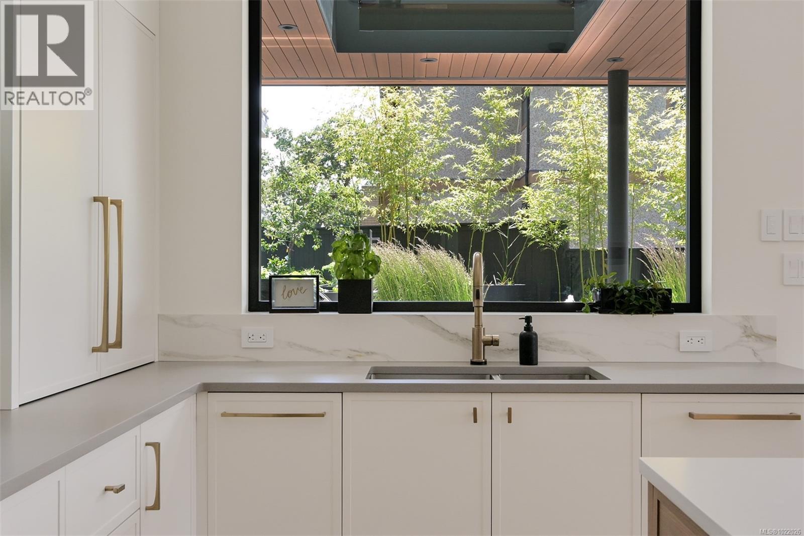  717 Robleda Crescent, Victoria