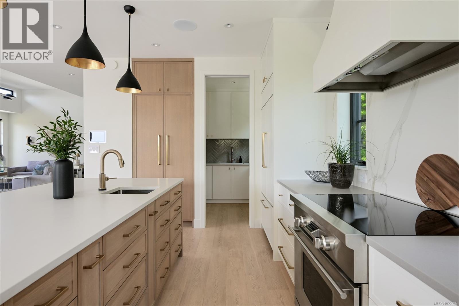  717 Robleda Crescent, Victoria