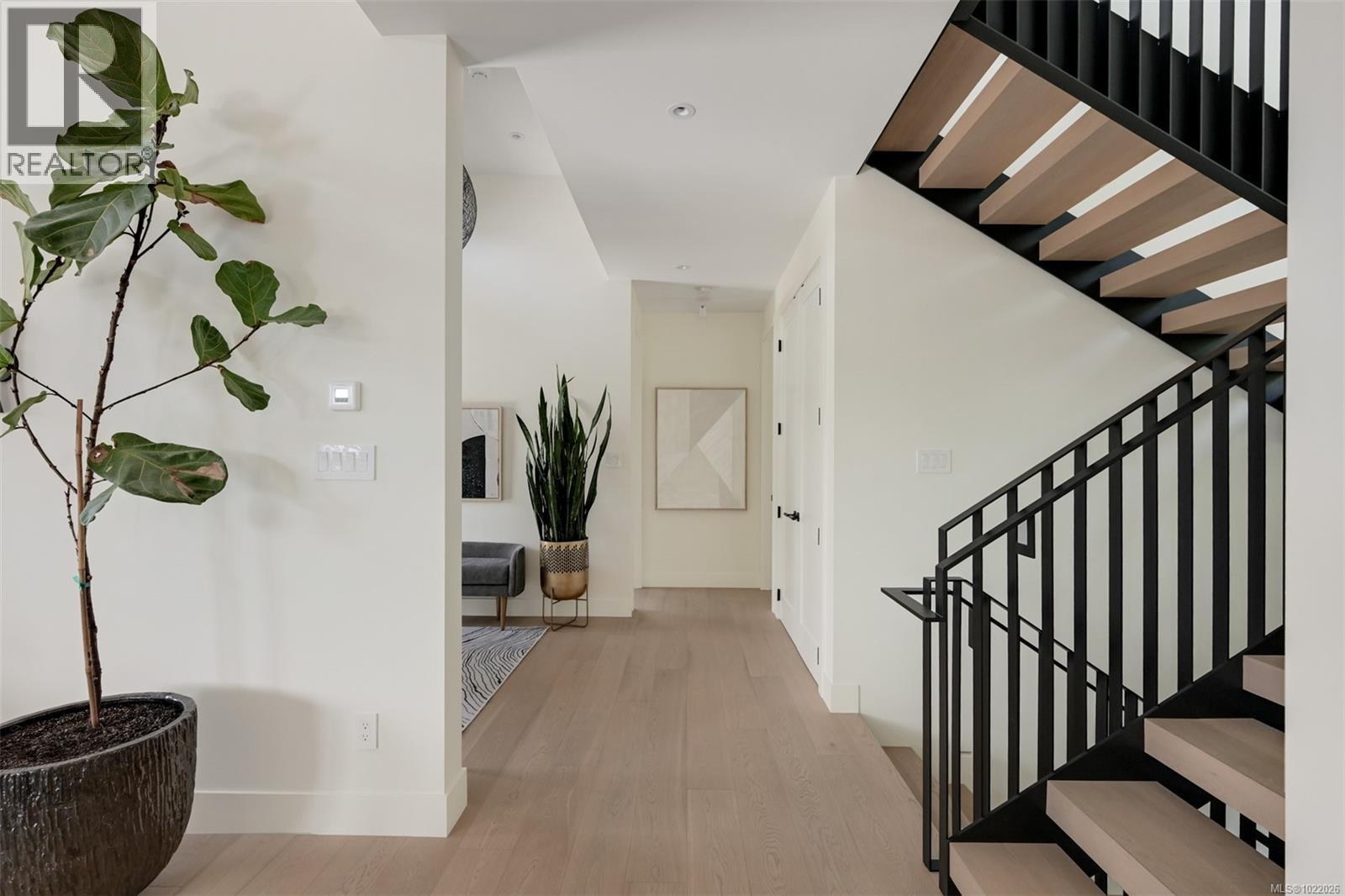  717 Robleda Crescent, Victoria