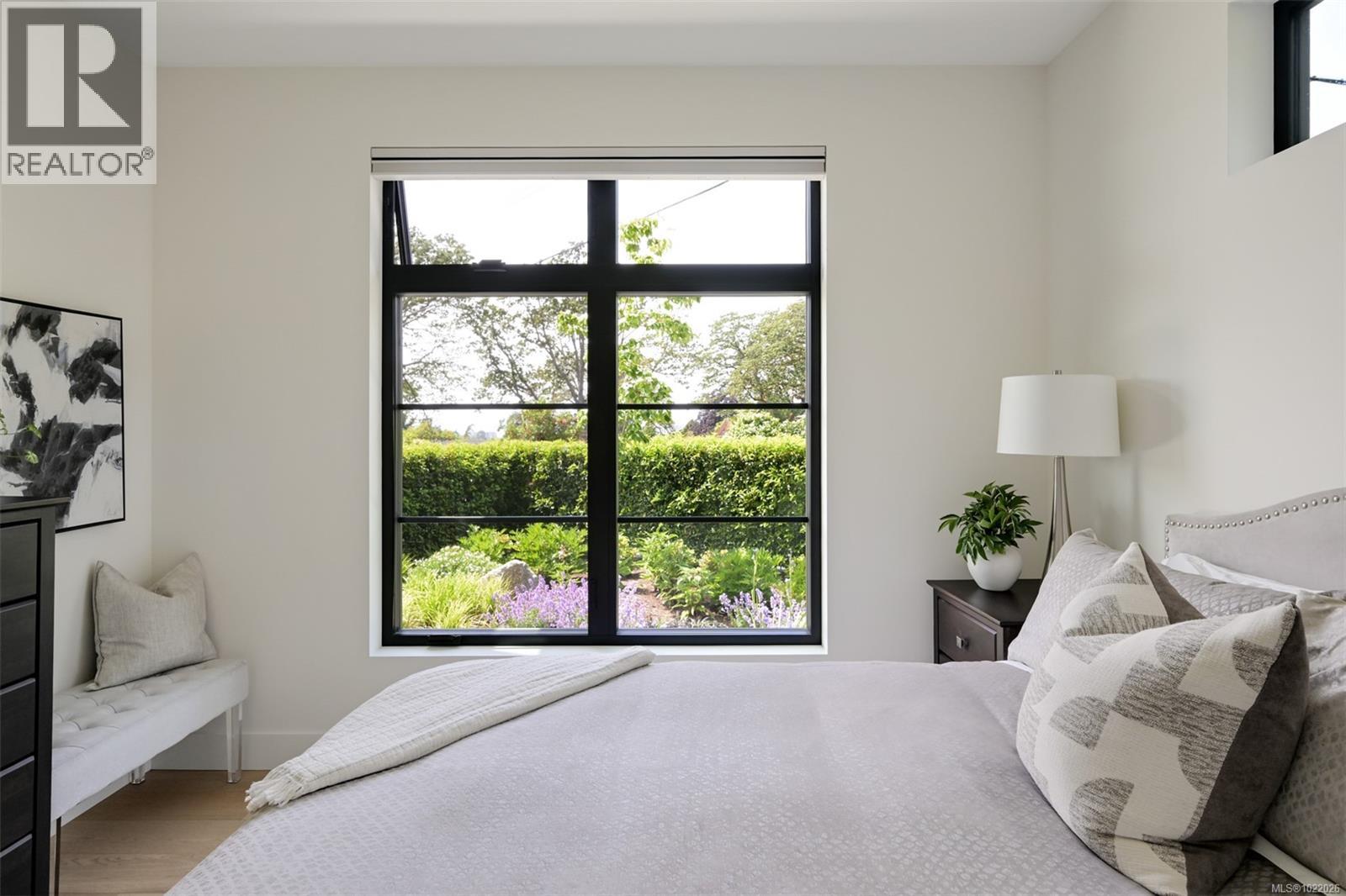  717 Robleda Crescent, Victoria