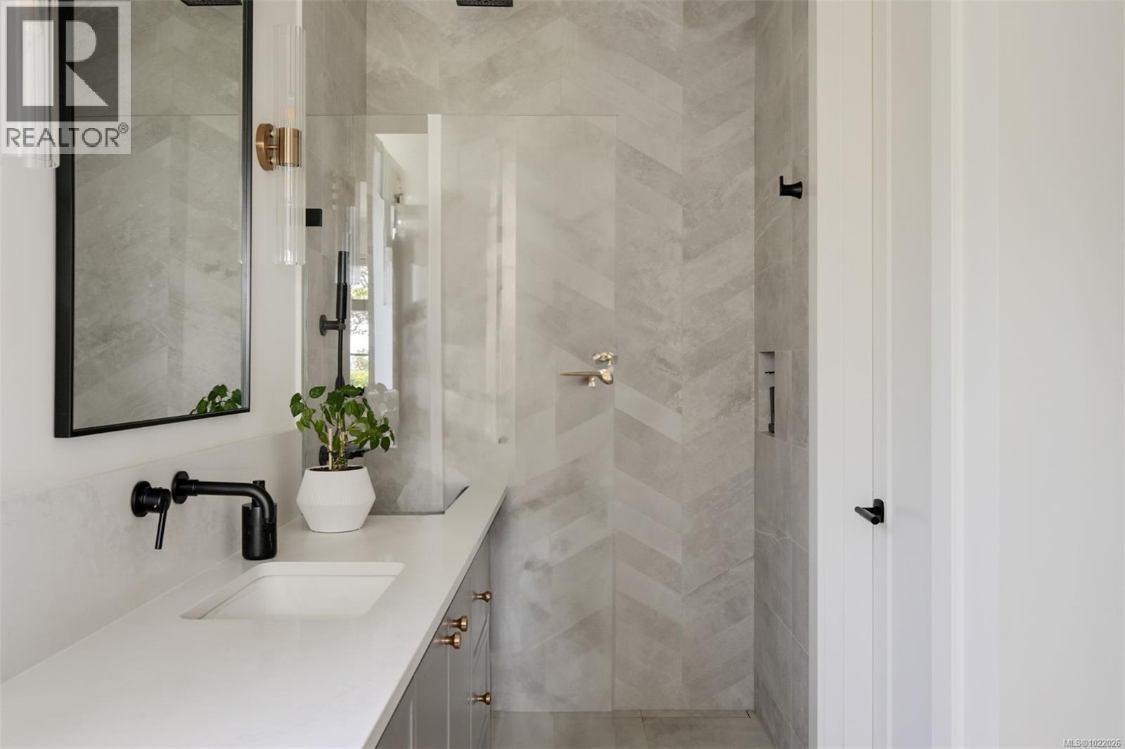  717 Robleda Crescent, Victoria