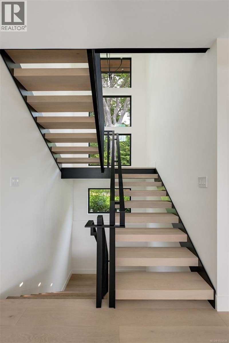  717 Robleda Crescent, Victoria