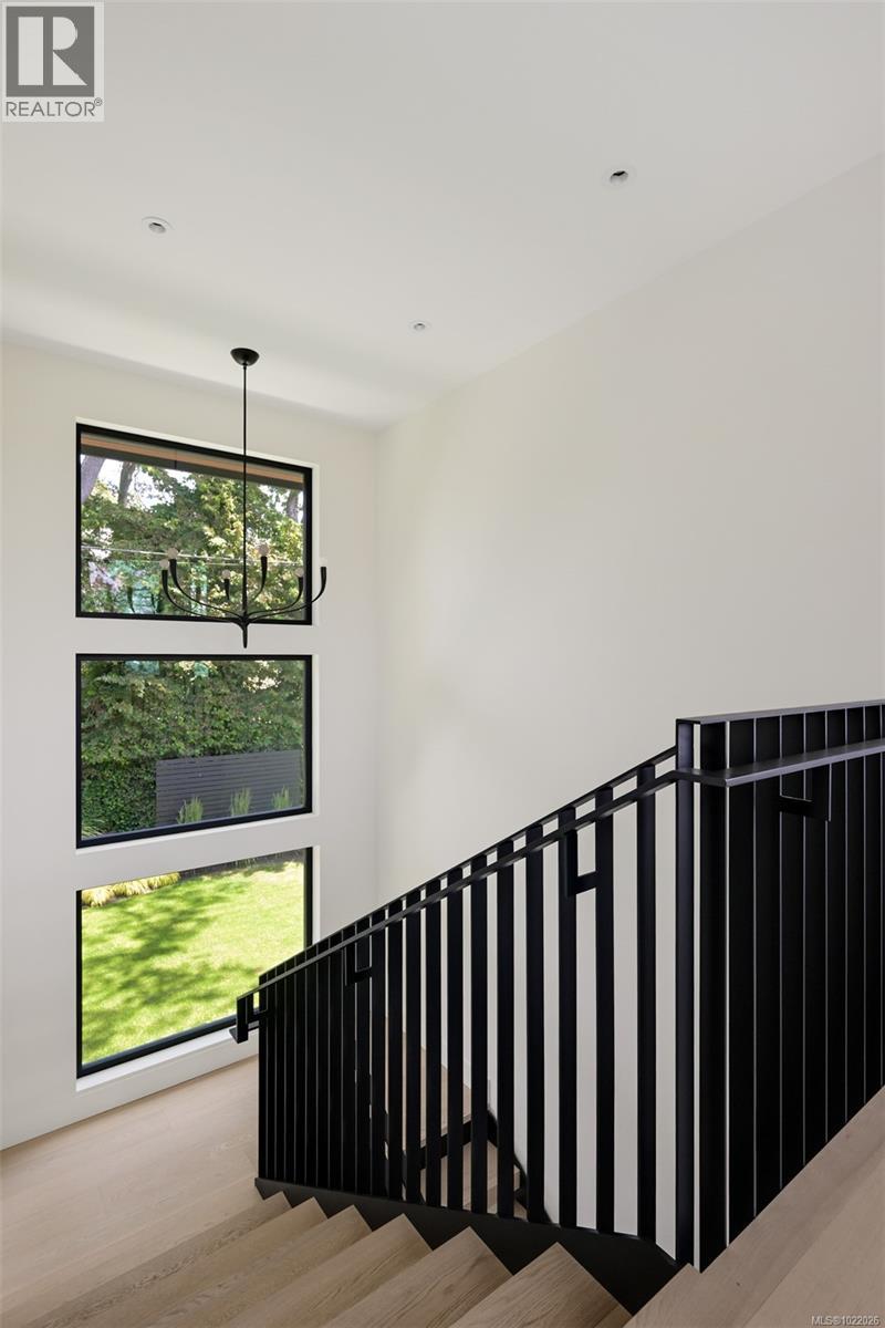  717 Robleda Crescent, Victoria