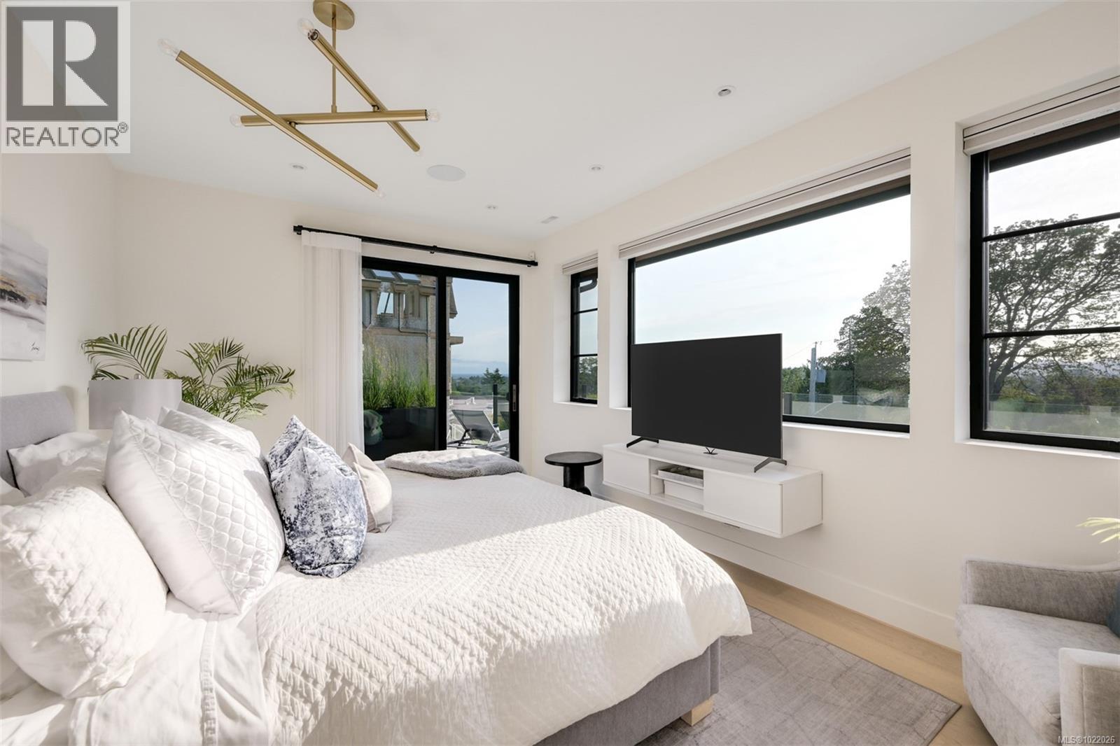  717 Robleda Crescent, Victoria