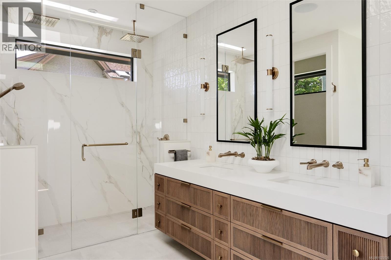  717 Robleda Crescent, Victoria