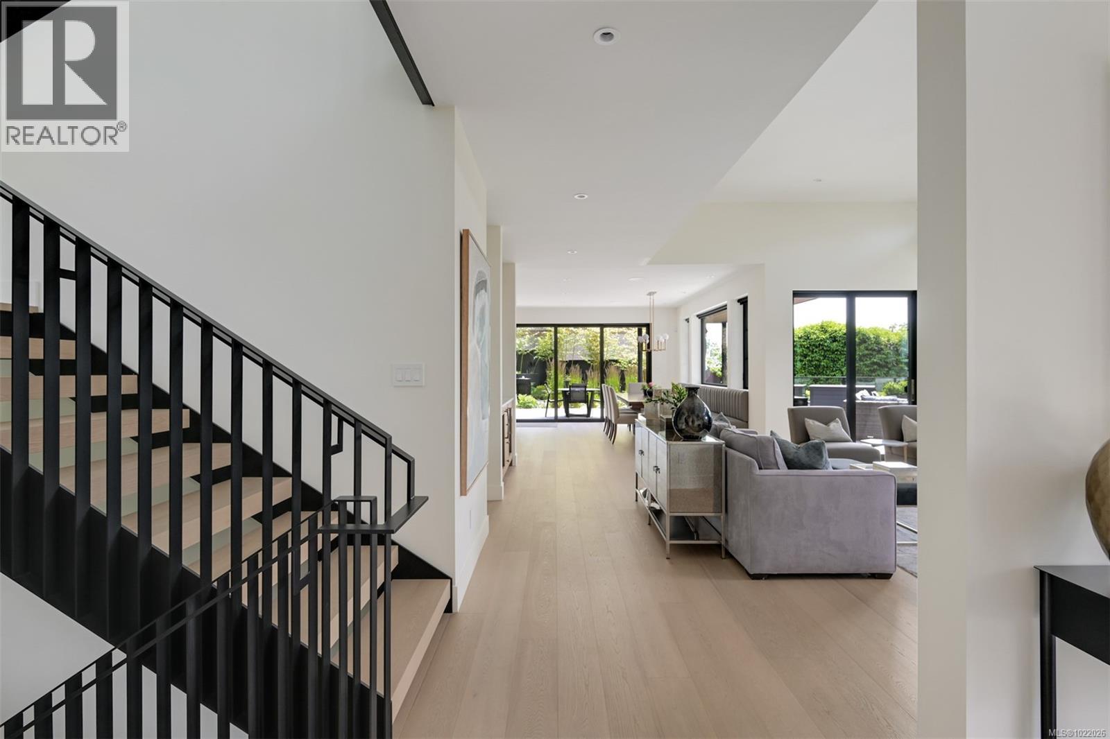  717 Robleda Crescent, Victoria