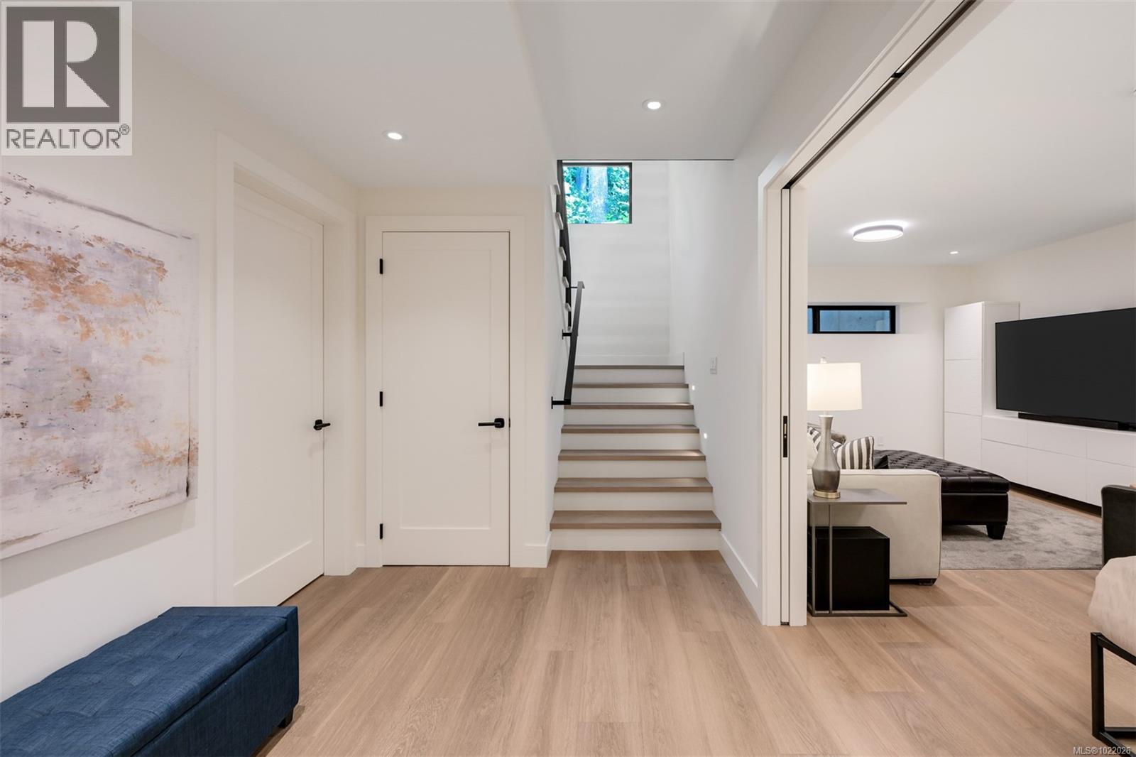  717 Robleda Crescent, Victoria