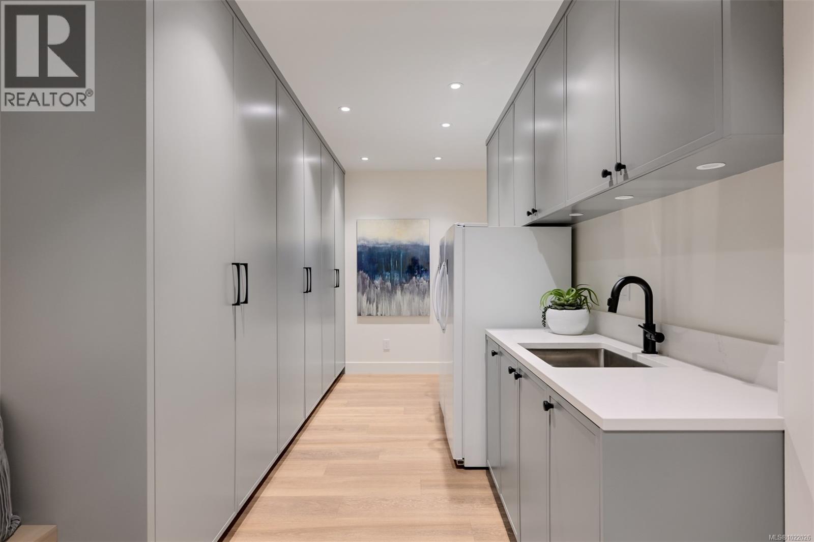  717 Robleda Crescent, Victoria