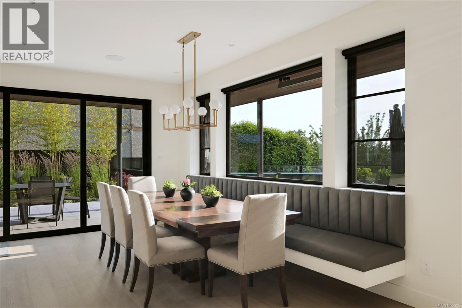  717 Robleda Crescent, Victoria