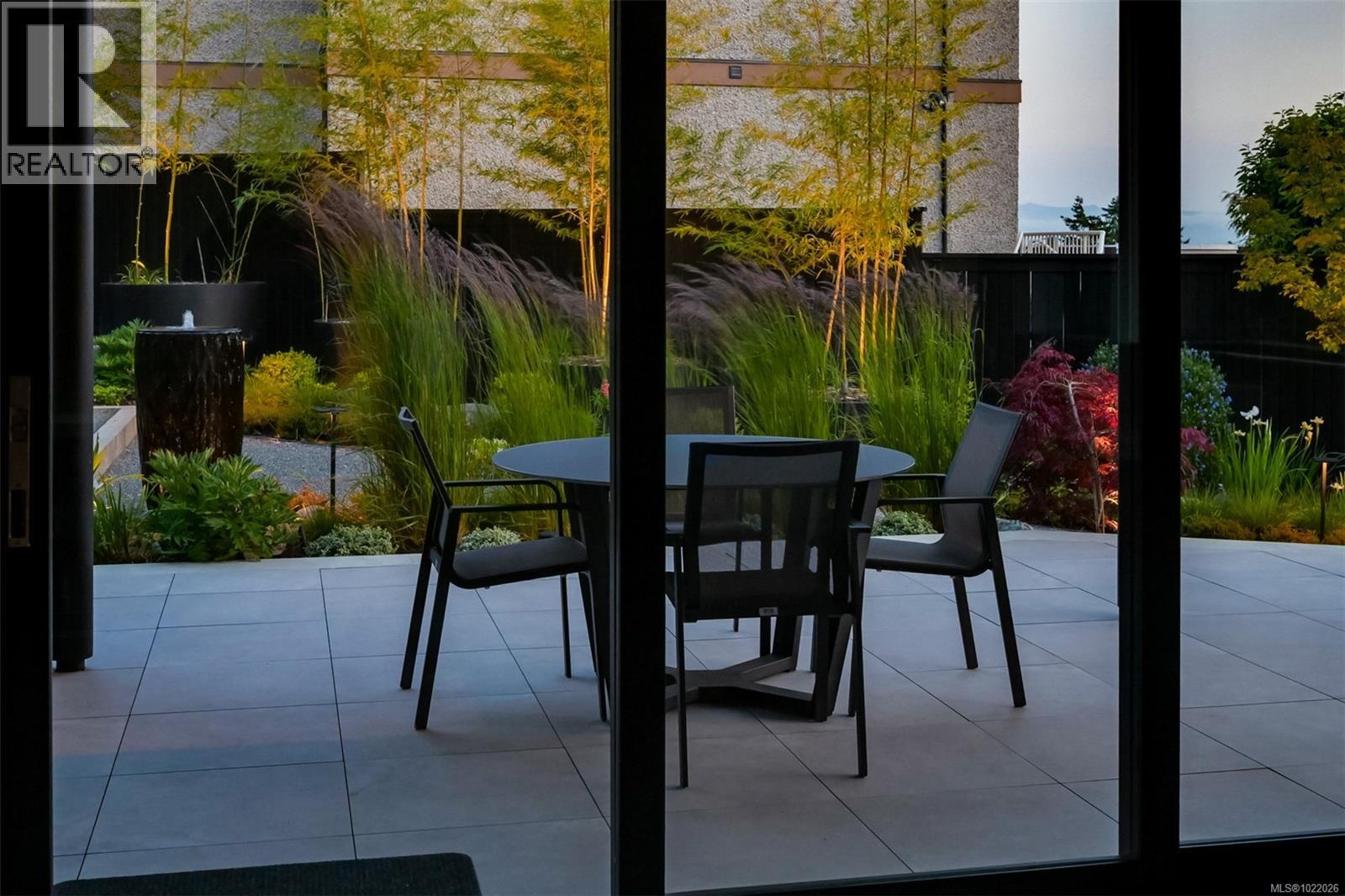  717 Robleda Crescent, Victoria