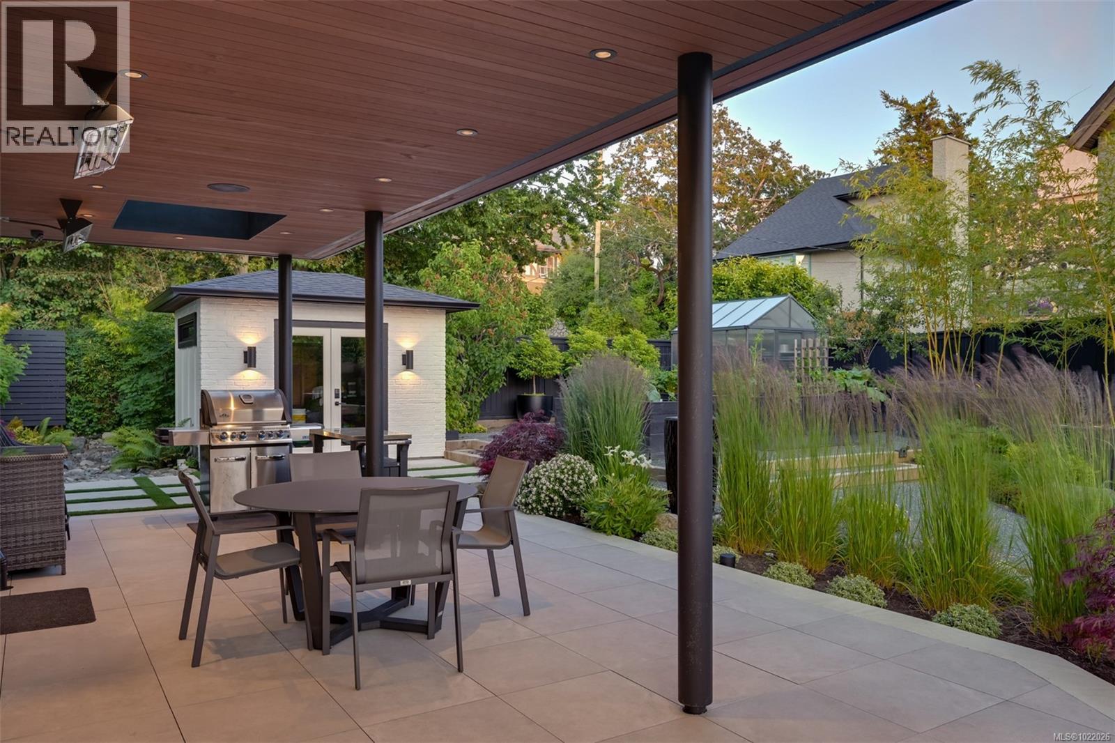  717 Robleda Crescent, Victoria