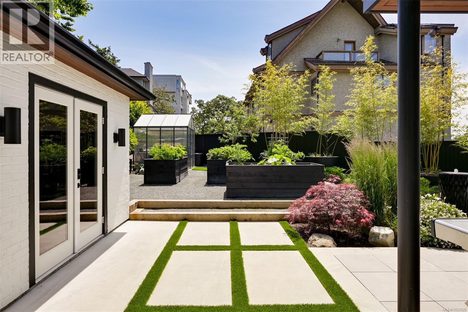  717 Robleda Crescent, Victoria