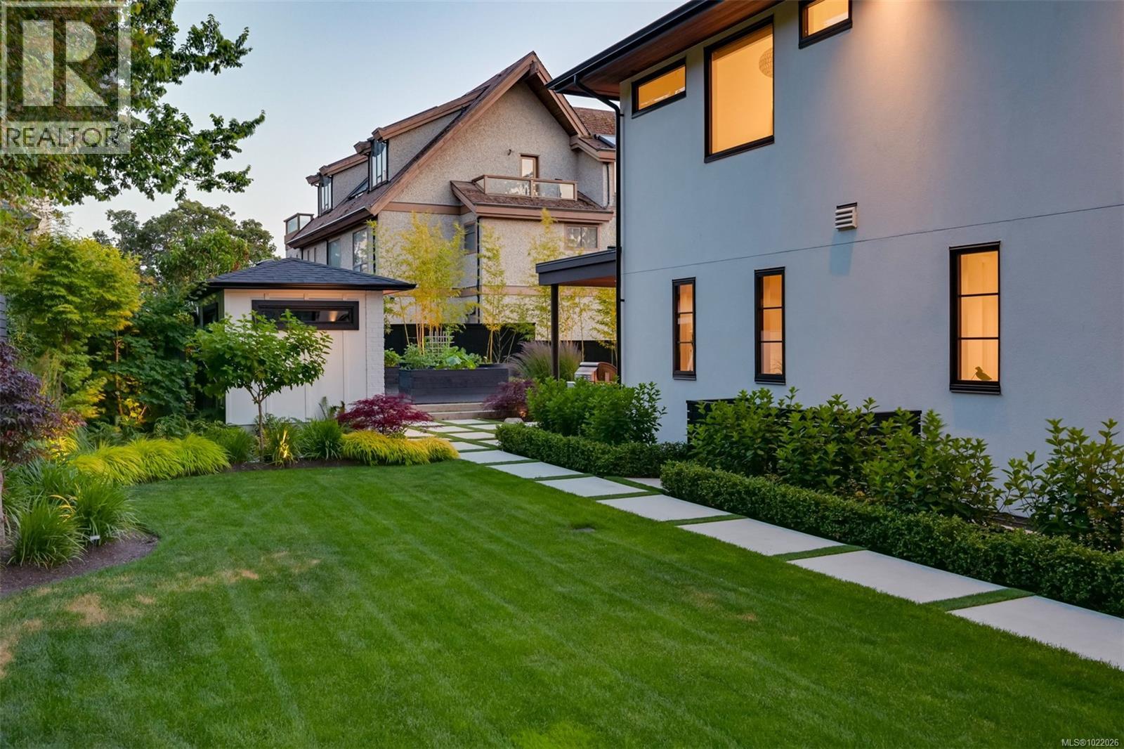  717 Robleda Crescent, Victoria