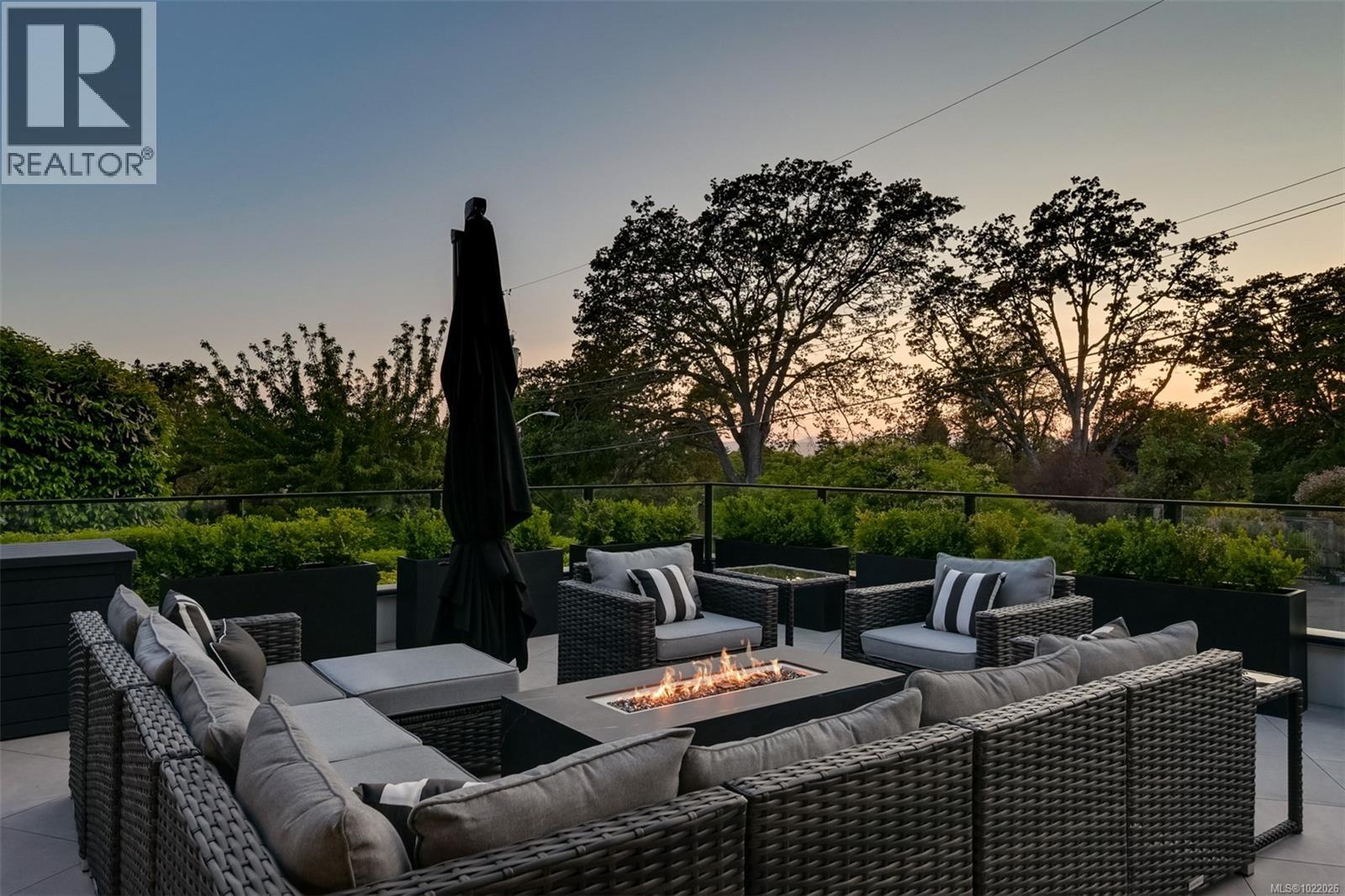  717 Robleda Crescent, Victoria