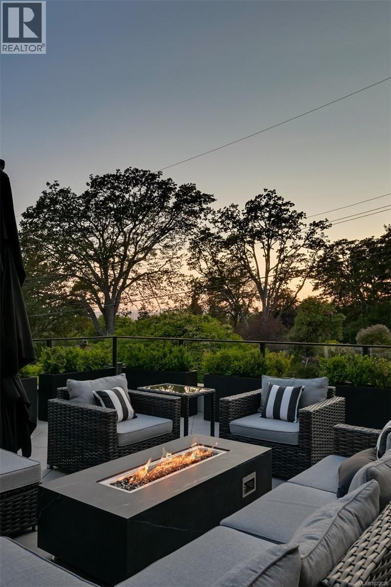  717 Robleda Crescent, Victoria