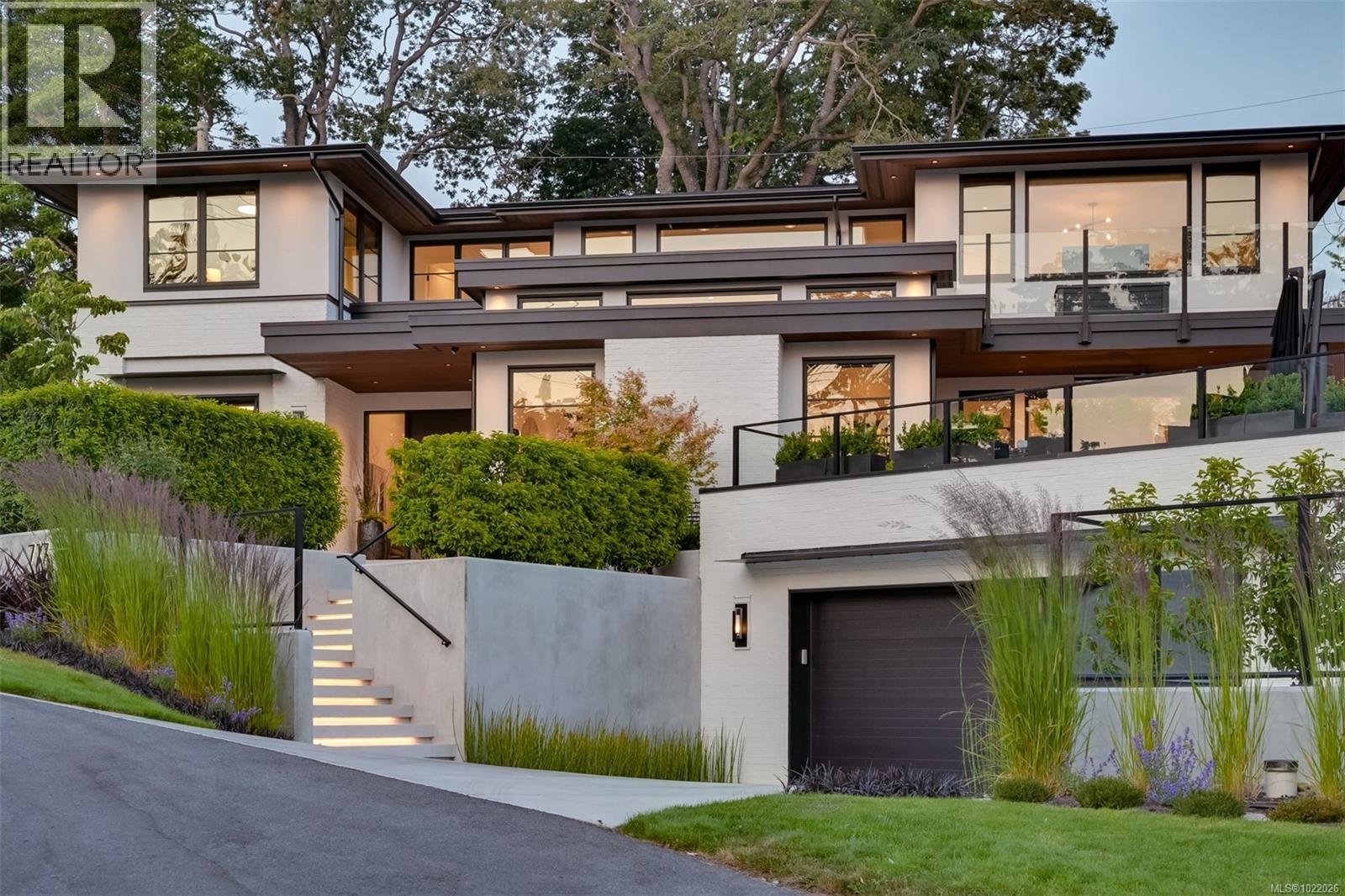  717 Robleda Crescent, Victoria