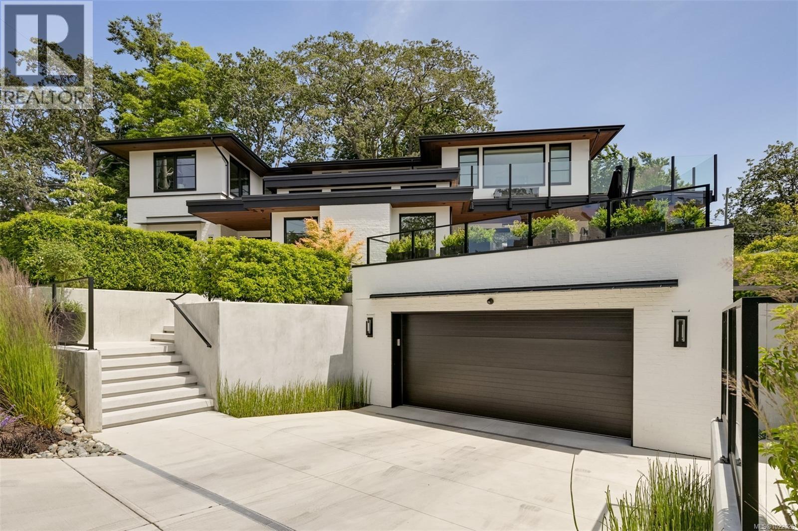  717 Robleda Crescent, Victoria