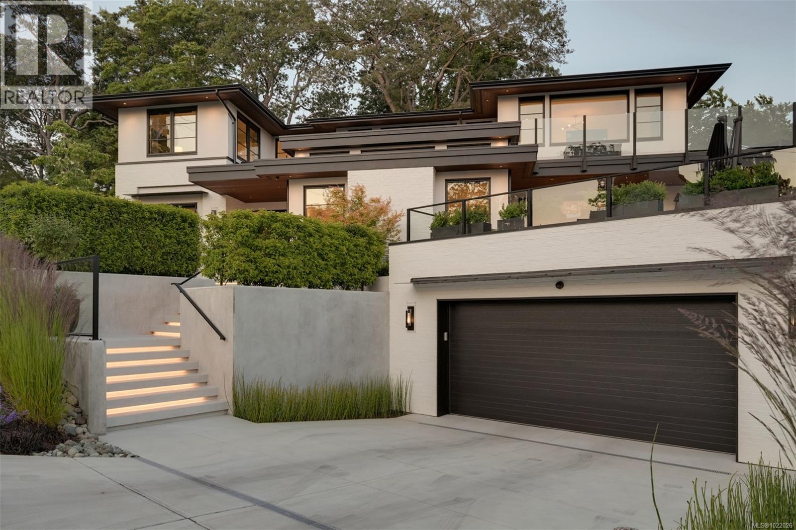  717 Robleda Crescent, Victoria