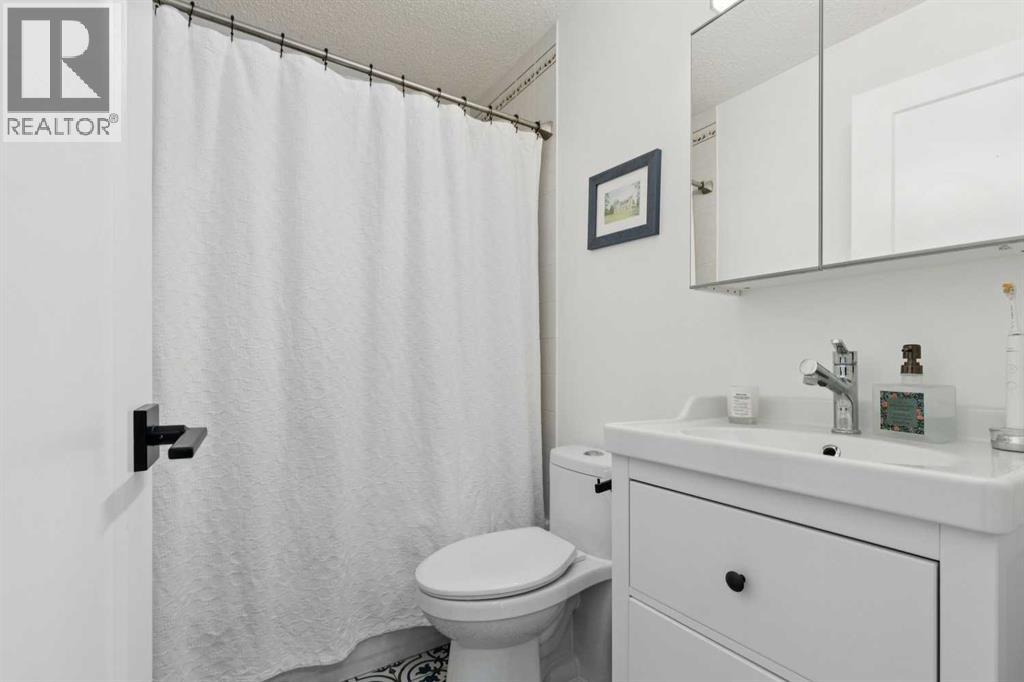 Single Family House Bi-level for Sale in  Hawkmount Green NW Hawkwood Calgary 