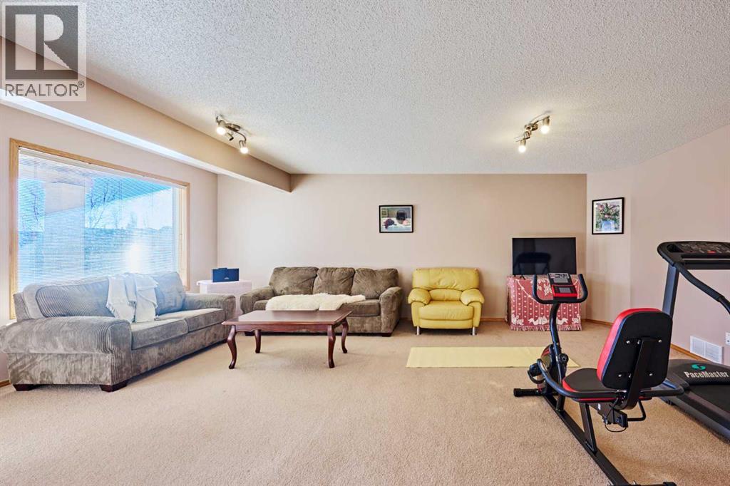 Single Family House for Sale in  Edgeridge Close NW Edgemont Calgary 