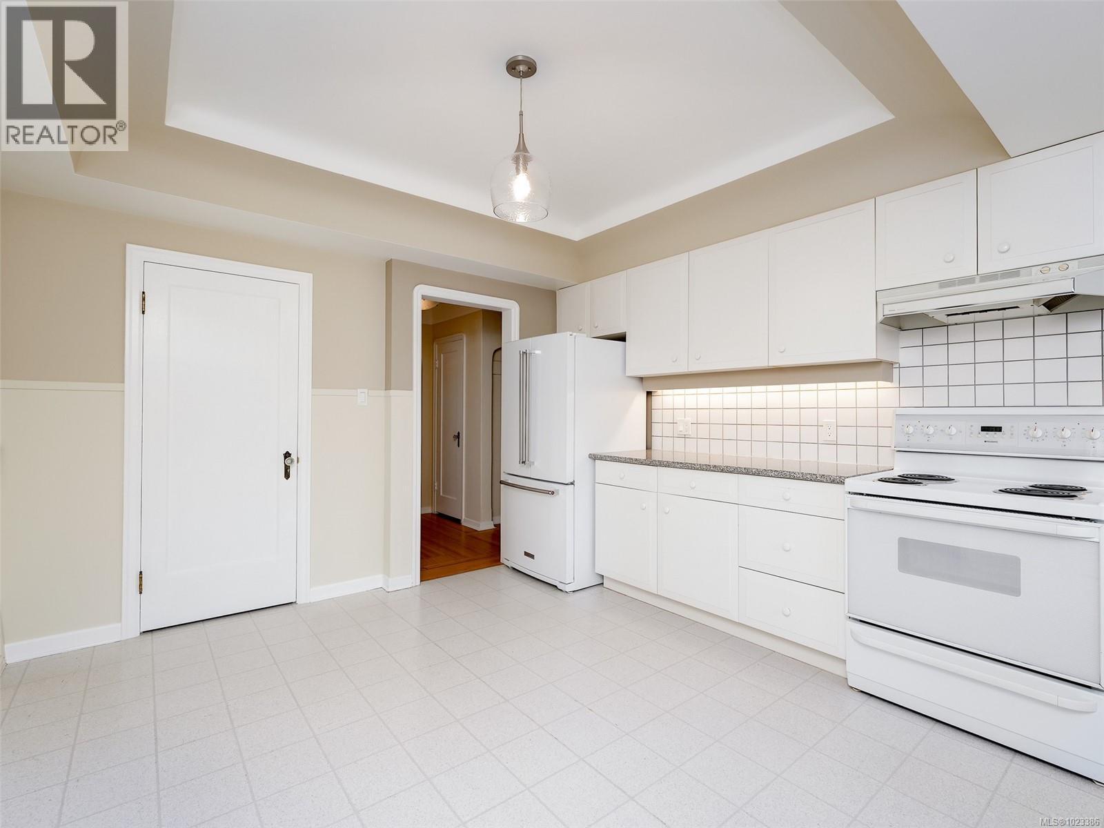  2770 Dewdney Avenue, Oak Bay