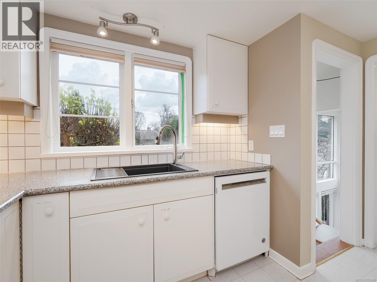  2770 Dewdney Avenue, Oak Bay