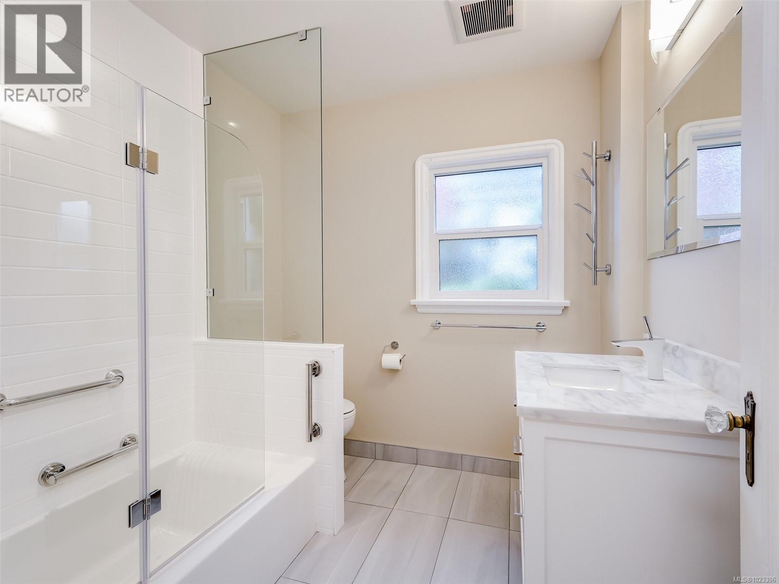  2770 Dewdney Avenue, Oak Bay