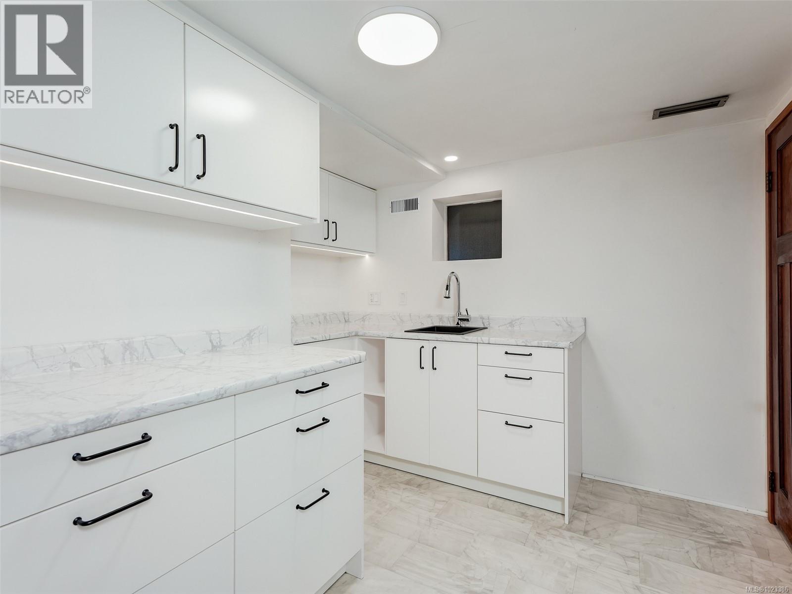  2770 Dewdney Avenue, Oak Bay