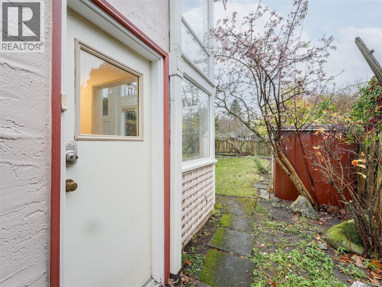  2770 Dewdney Avenue, Oak Bay