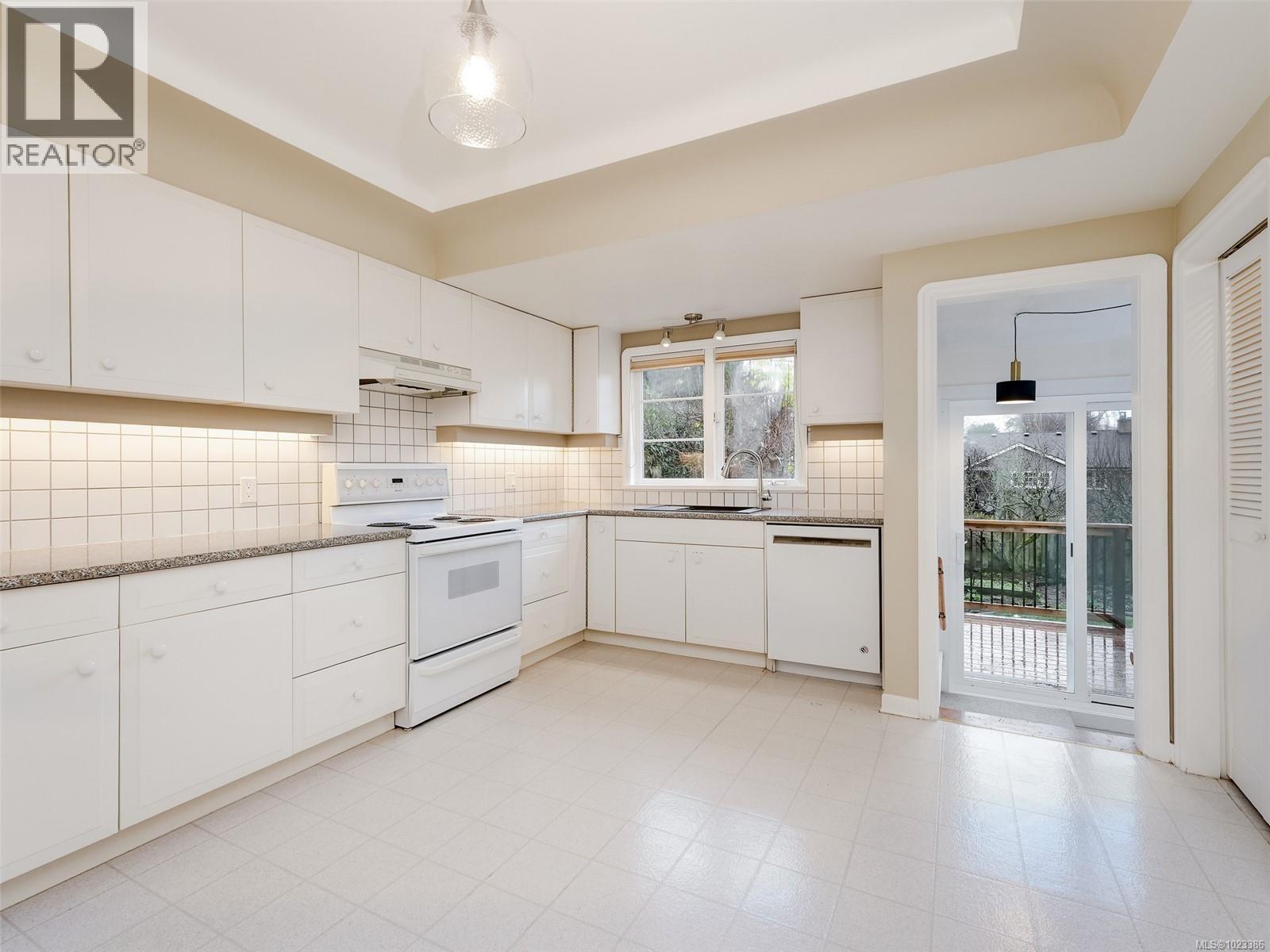  2770 Dewdney Avenue, Oak Bay