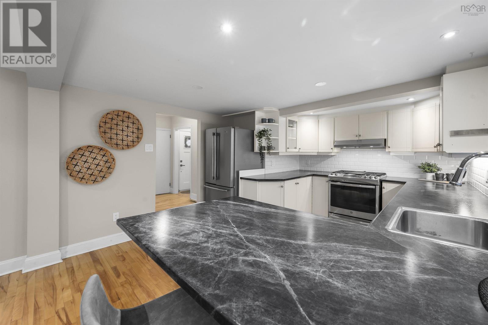 Property 20 of 49 of 6490 London Street