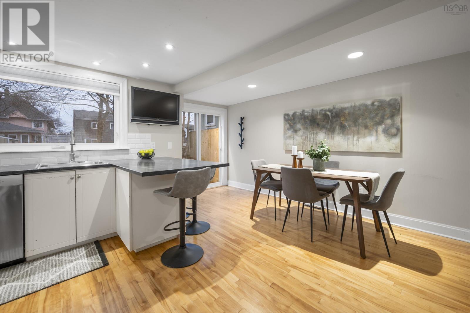 Property 24 of 49 of 6490 London Street