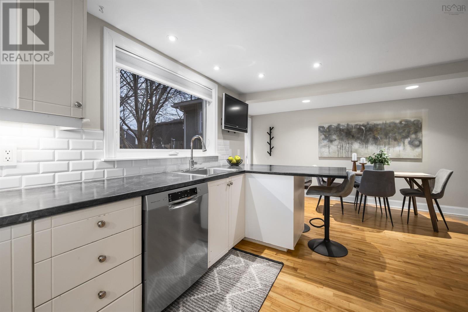 Property 22 of 49 of 6490 London Street