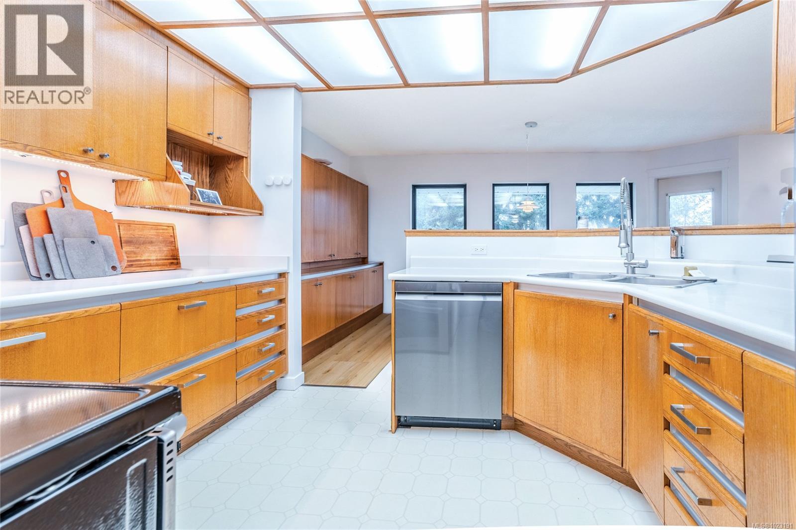 3271 Dolphin Dr, Nanoose Bay