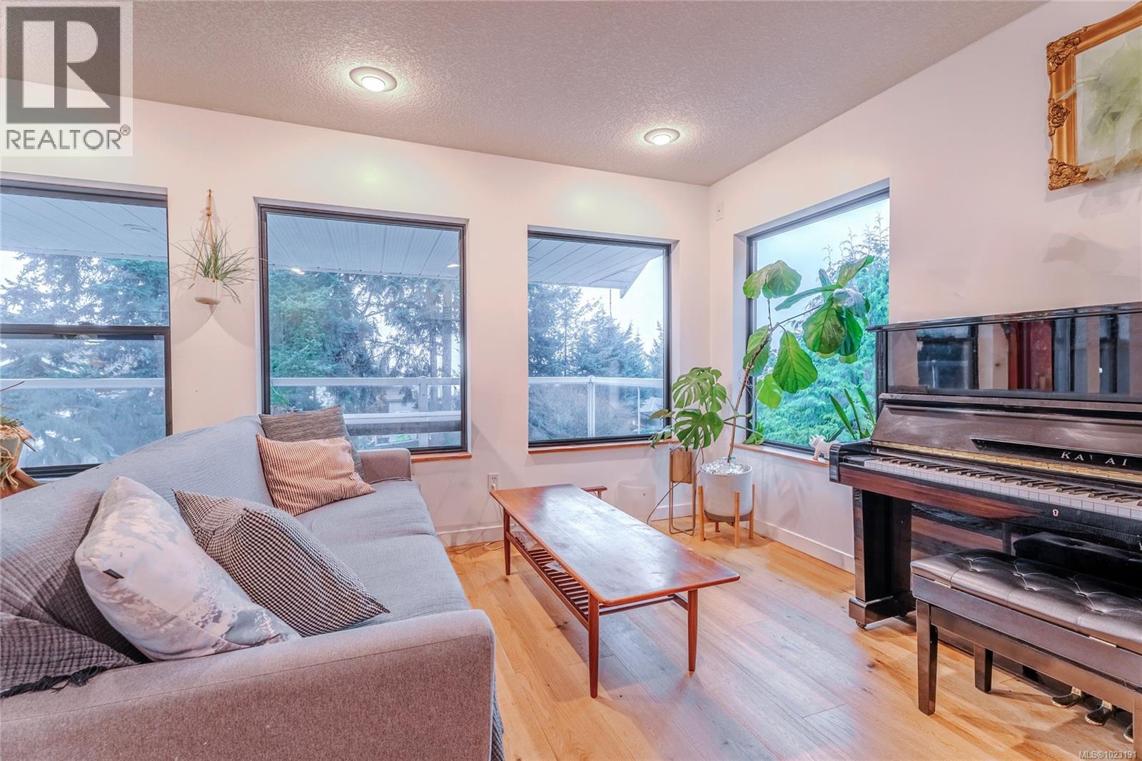 3271 Dolphin Dr, Nanoose Bay