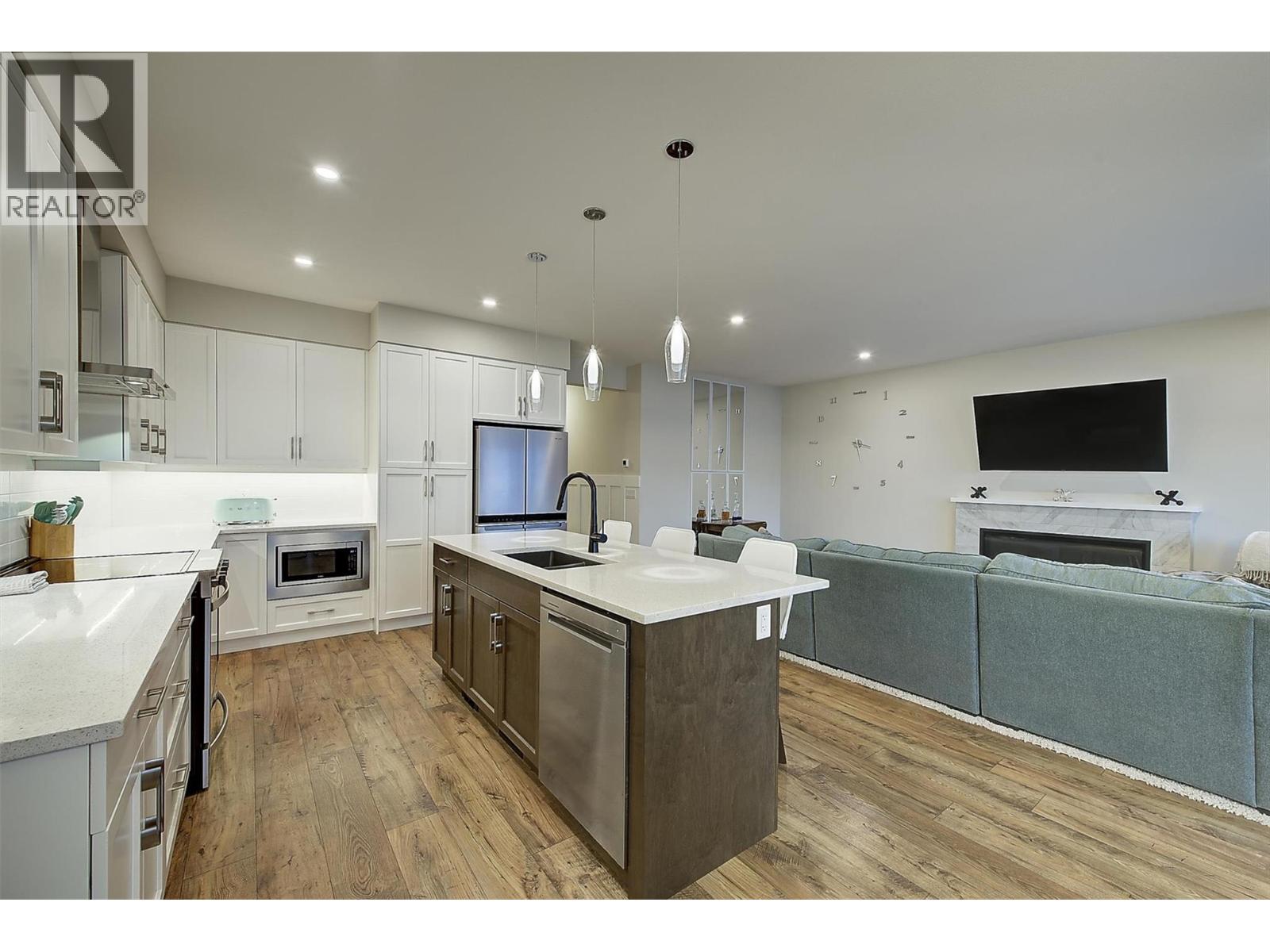  2383 Hawks Boulevard, West Kelowna