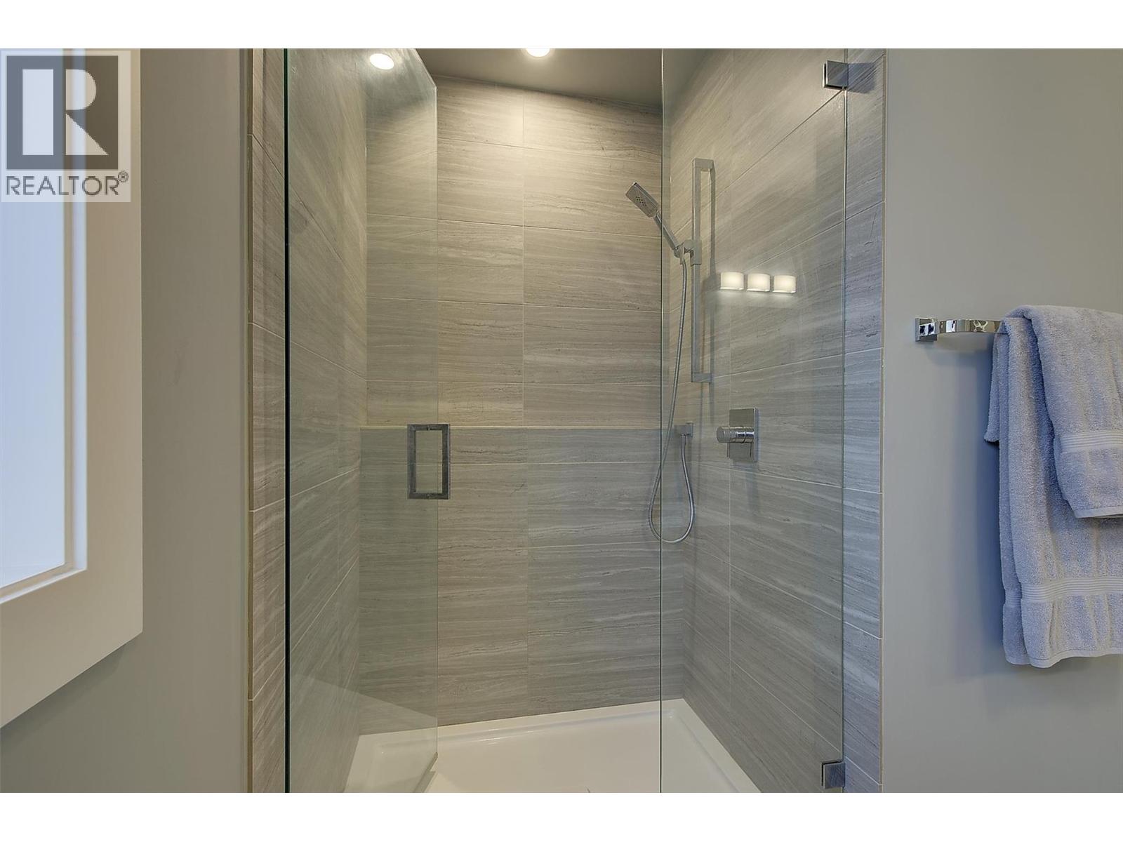  2383 Hawks Boulevard, West Kelowna