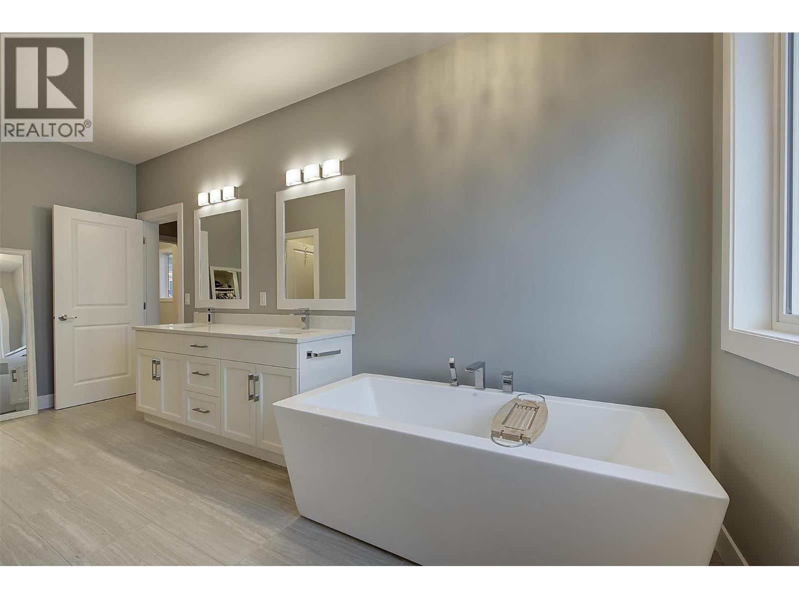  2383 Hawks Boulevard, West Kelowna