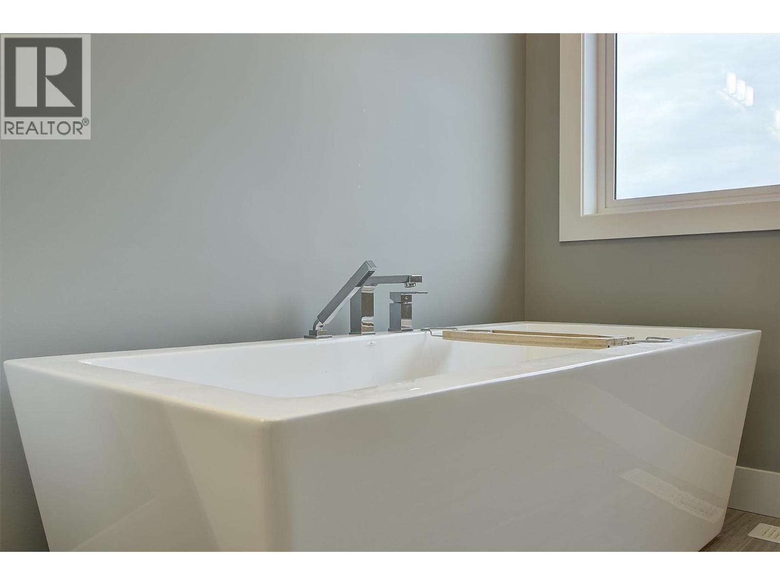  2383 Hawks Boulevard, West Kelowna