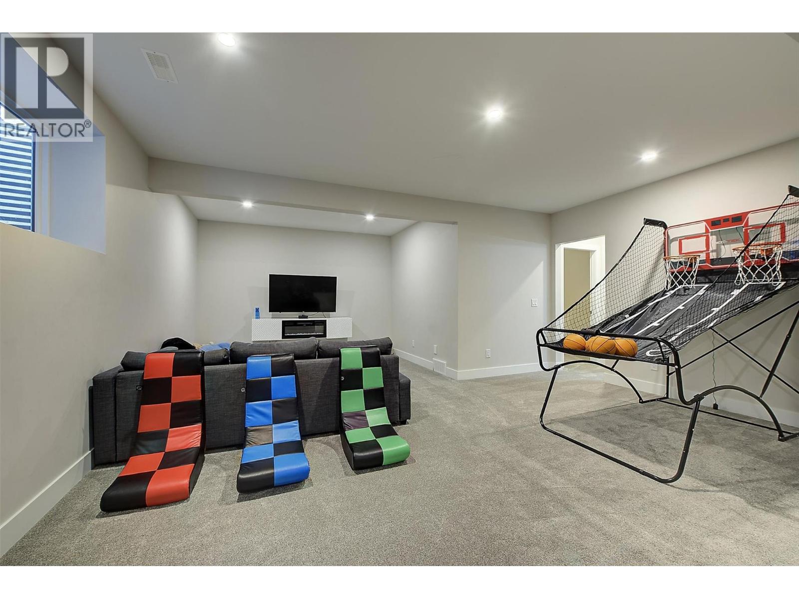  2383 Hawks Boulevard, West Kelowna