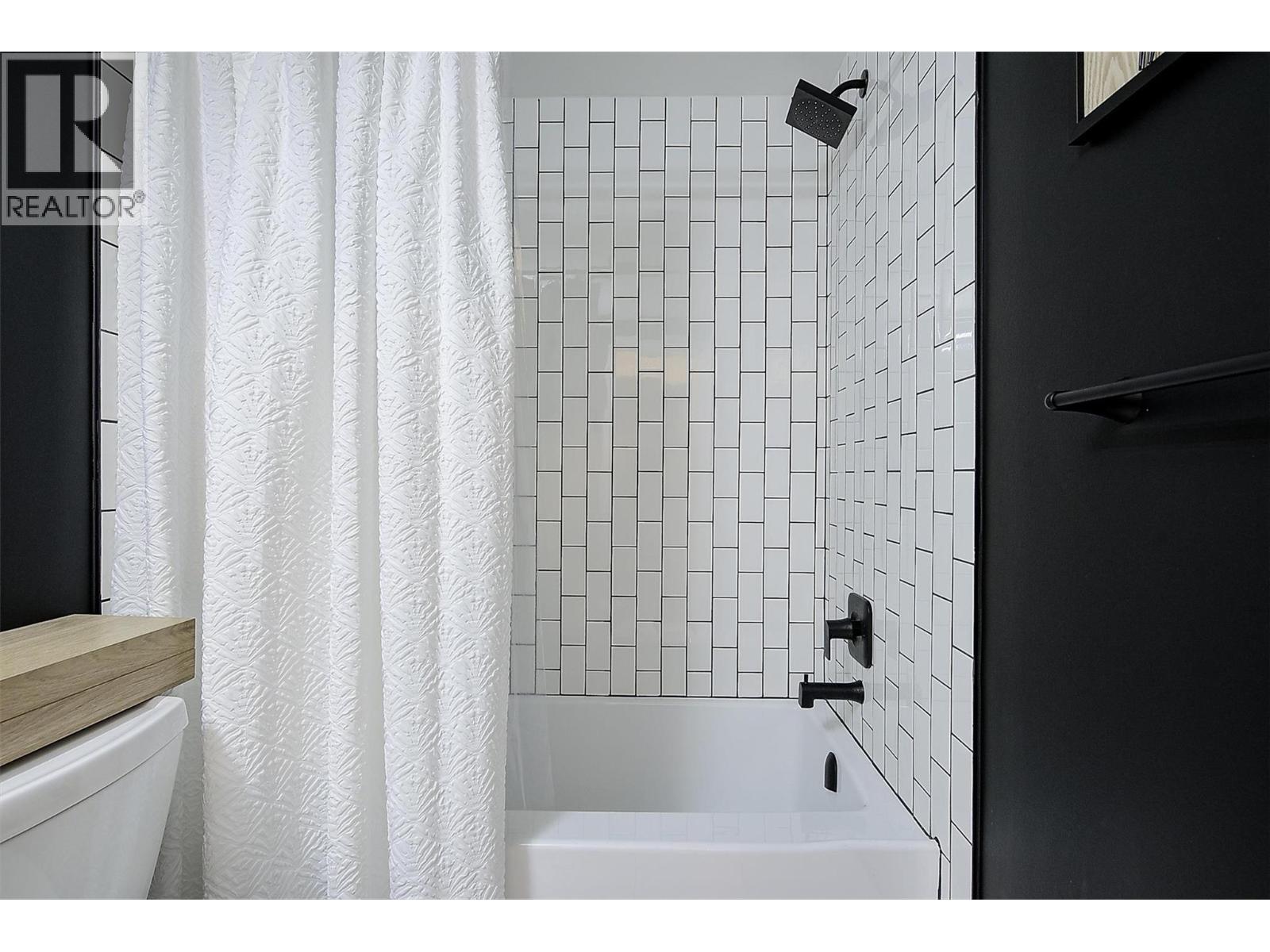  2383 Hawks Boulevard, West Kelowna