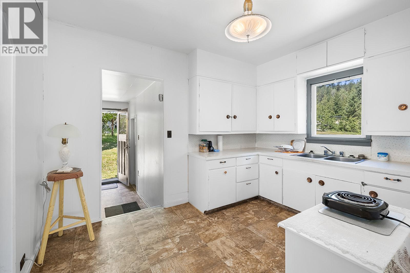 15781 PETERS Road, Crawford Bay